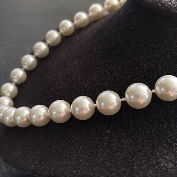 Mikassa Hand Knotted Faux Pearl Silvertone Chunky Collar Necklace Pinup Marilyn - Picture 3 of 10